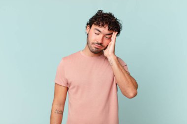 İspanyol yakışıklı adam sıkılmış, hayal kırıklığına uğramış ve uykulu. Yorucu, sıkıcı ve can sıkıcı bir işten sonra.