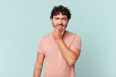 İspanyol yakışıklı, ağzı ve gözleri sonuna kadar açık ve eli çenesinde, hoş olmayan bir şok geçiriyor, ne ya da vay canına diyor.