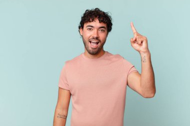 İspanyol yakışıklı bir adam bir fikri fark ettikten sonra mutlu ve heyecanlı bir dahi gibi hisseder, neşeli bir şekilde parmağını kaldırır, eureka!