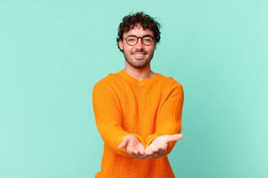 İspanyol yakışıklı, güler yüzlü, arkadaş canlısı, kendinden emin, olumlu bakışlı, bir nesne ya da konsept sunan ve gösteren bir adam.