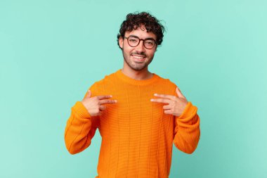 İspanyol yakışıklı adam mutlu, şaşkın ve gururlu, heyecanlı, şaşkın bakışlarıyla kendini işaret ediyor.