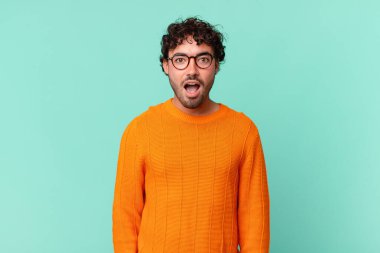 İspanyol yakışıklı adam şok olmuş ya da şaşırmış görünüyor, ağzı açık bir şekilde 