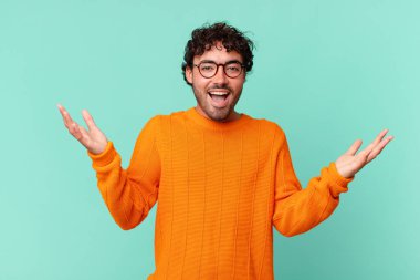 İspanyol yakışıklı adam mutlu, heyecanlı, şaşırmış ya da şok olmuş, gülümseyen ve hayrete düşmüş hissediyor.