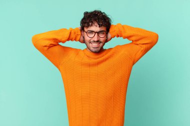İspanyol yakışıklı bir adam stresli, endişeli, endişeli ya da korkmuş, elleri başının üstünde, hata yaptığında panikliyor.