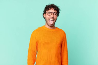 İspanyol yakışıklı, neşeli, kaygısız, asi tavırlı, şakacı ve dilsiz, eğlenen.