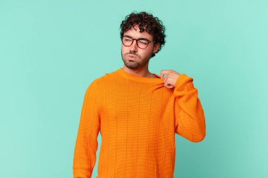 İspanyol yakışıklı bir adam stresli, endişeli, yorgun ve hayal kırıklığına uğramış, gömleğini çekiştirmiş, sorunlu görünüyor.