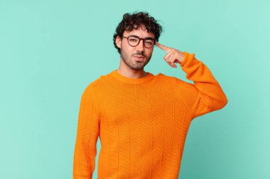 İspanyol yakışıklı adam şaşkın ve şaşkın hissediyor, deli, deli ya da aklını kaçırmış olduğunu gösteriyor.