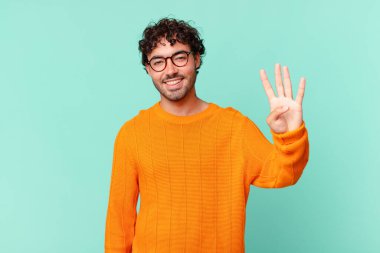 İspanyol yakışıklı adam gülümsüyor ve arkadaş canlısı görünüyor. Elleri önde, geriye doğru sayıyor.