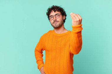 İspanyol yakışıklı adam kapiş ya da para hareketi yapıyor, sana borçlarını ödemeni söylüyor.!