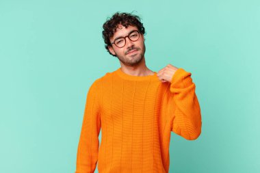 İspanyol yakışıklı adam kibirli, başarılı, pozitif ve gururlu görünüyor, kendini gösteriyor.