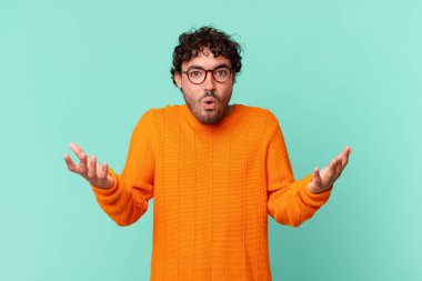 İspanyol yakışıklı adam ağzı açık ve şaşırmış, şok olmuş ve hayrete düşmüş inanılmaz bir sürprizle