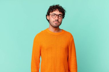 İspanyol yakışıklı bir adam üzgün ve mızmız, mutsuz bir bakışla, olumsuz ve hayal kırıklığına uğramış bir tavırla ağlıyor.