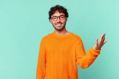 İspanyol yakışıklı adam mutlu, şaşırmış ve neşeli, pozitif bir tavırla gülümseyen, bir çözüm ya da fikir gerçekleştiren