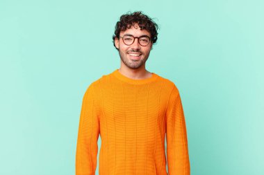 İspanyol yakışıklı adam mutlu ve hoş bir şekilde şaşırmış görünüyor. Büyülenmiş ve şok olmuş bir ifadeyle heyecanlanıyor.