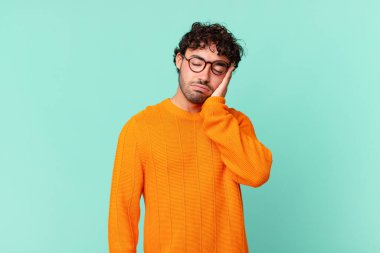 İspanyol yakışıklı adam sıkılmış, hayal kırıklığına uğramış ve uykulu. Yorucu, sıkıcı ve can sıkıcı bir işten sonra.