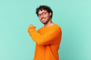 İspanyol yakışıklı adam mutlu, pozitif ve başarılı hissediyor, meydan okumayla karşılaştığında motive oluyor ya da iyi sonuçları kutluyor.