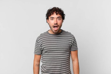 İspanyol yakışıklı adam şok olmuş ya da şaşırmış görünüyor, ağzı açık bir şekilde 