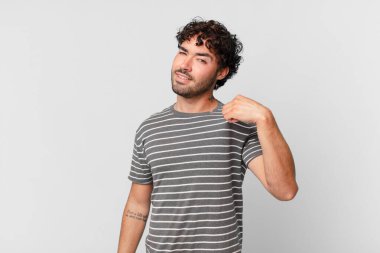 İspanyol yakışıklı adam kibirli, başarılı, pozitif ve gururlu görünüyor, kendini gösteriyor.