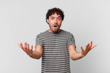 İspanyol yakışıklı adam ağzı açık ve şaşırmış, şok olmuş ve hayrete düşmüş inanılmaz bir sürprizle