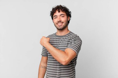 İspanyol yakışıklı adam mutlu, pozitif ve başarılı hissediyor, meydan okumayla karşılaştığında motive oluyor ya da iyi sonuçları kutluyor.