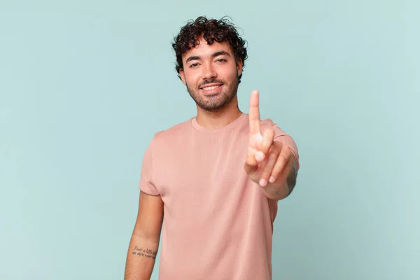 Hispanic Knappe Man Glimlachend Trots Vol Vertrouwen Maken Nummer Een — Stockfoto