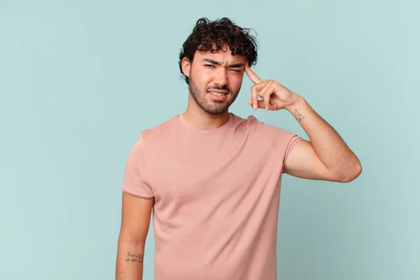 Hispanic Stilig Man Känner Sig Förvirrad Och Förbryllad Visar Att — Stockfoto