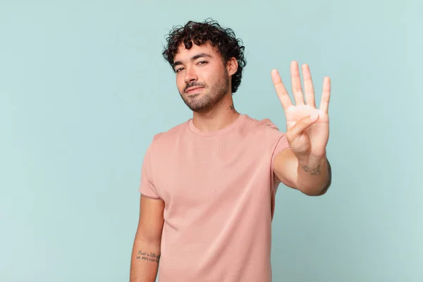 Hispânico Bonito Homem Sorrindo Olhando Amigável Mostrando Número Quatro Quarto — Fotografia de Stock