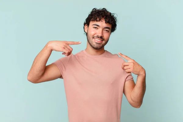 Hispanic Stilig Man Ler Tryggt Pekar Egen Bred Leende Positiv — Stockfoto