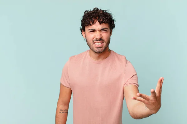 Hispanische Gutaussehender Mann Der Wütend Genervt Aussieht — Stockfoto