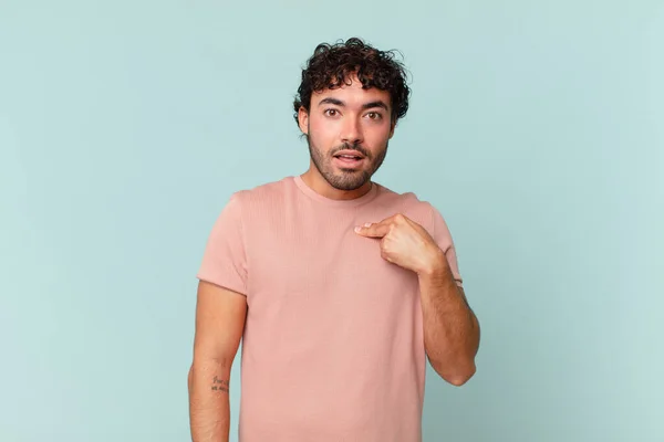 Hispanische Gutaussehender Mann Der Schockiert Und Überrascht Mit Weit Aufgerissenem — Stockfoto