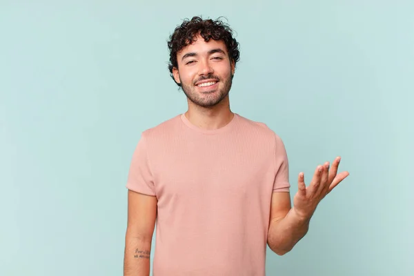 Hispánský Pohledný Muž Cítí Šťastný Překvapený Veselý Usmívá Pozitivním Postojem — Stock fotografie