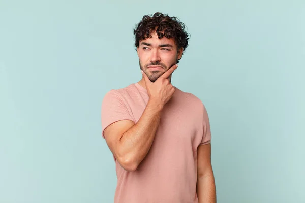 Hispanische Gutaussehende Mann Denken Fühlen Sich Zweifelhaft Und Verwirrt Mit — Stockfoto