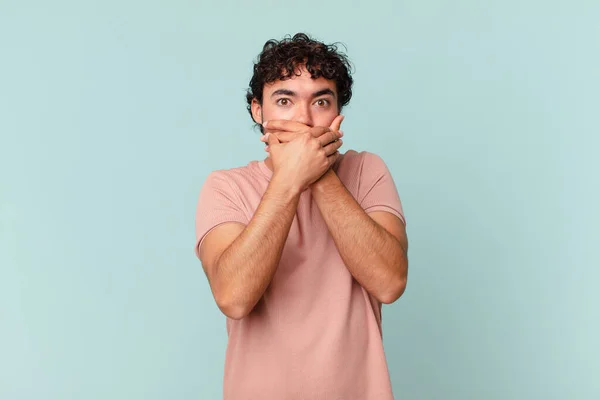 Hispanic Stilig Man Täcker Munnen Med Händer Med Chockad Förvånad — Stockfoto
