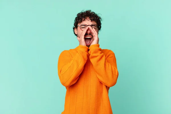 Hombre Guapo Hispano Sentirse Feliz Emocionado Positivo Dando Gran Grito —  Fotos de Stock