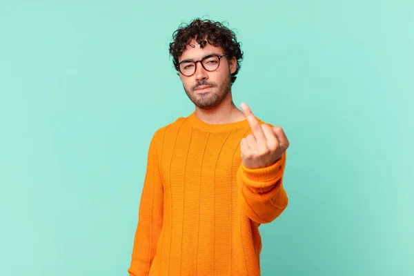 Hombre Guapo Hispano Sintiéndose Enojado Molesto Rebelde Agresivo Volteando Dedo — Foto de Stock