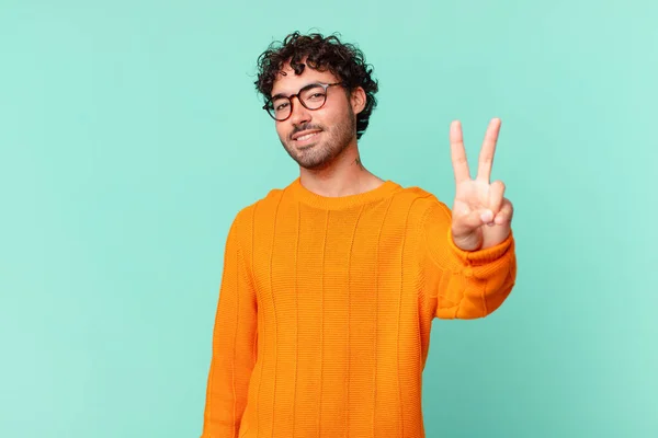 Spaanse Knappe Man Glimlachend Vriendelijk Nummer Twee Tweede Tonen Met — Stockfoto