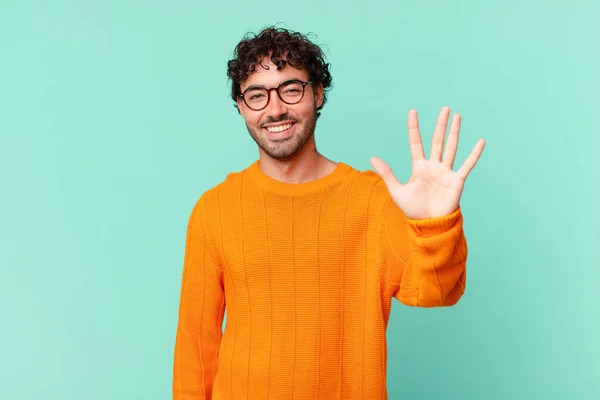 Spaanse Knappe Man Glimlachend Vriendelijk Nummer Vijf Vijfde Met Hand — Stockfoto