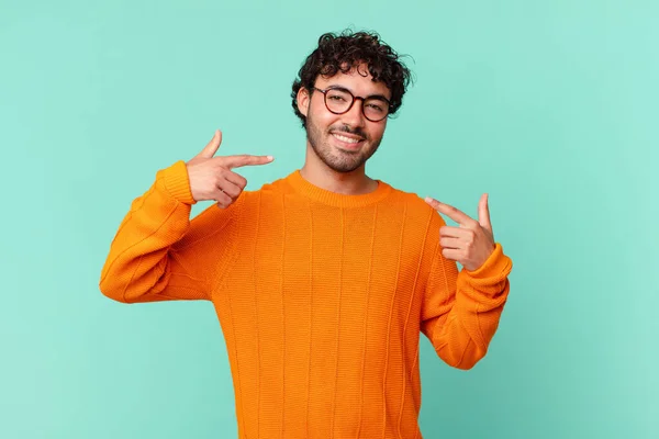 Hispanic Knappe Man Glimlachend Zelfverzekerd Wijzend Naar Eigen Brede Glimlach — Stockfoto