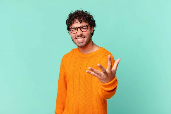 Hispano Guapo Hombre Buscando Enojado Molesto Frustrado Gritando Wtf Que — Foto de Stock