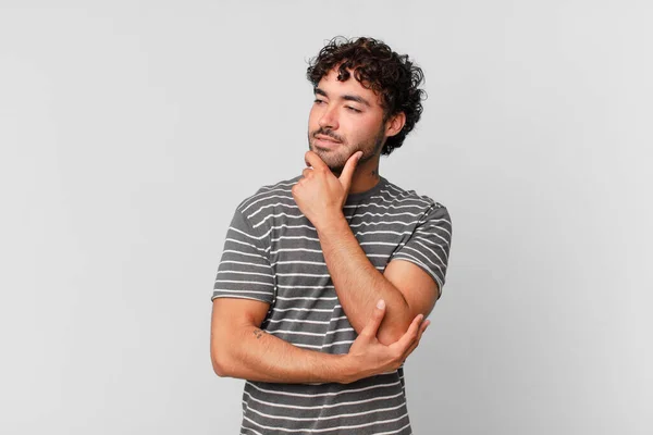 Hombre Guapo Hispano Sonriendo Con Una Expresión Feliz Segura Con — Foto de Stock