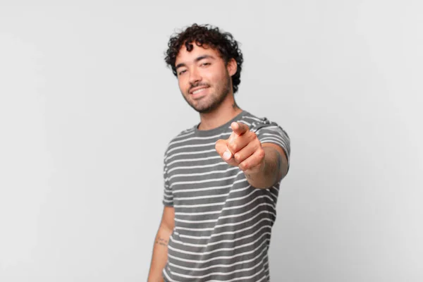 Ispanico Bell Uomo Che Punta Alla Macchina Fotografica Con Sorriso — Foto Stock