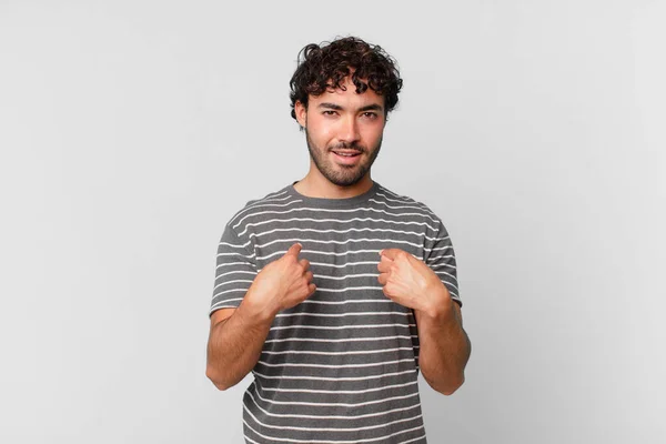 Hispanische Gutaussehender Mann Der Sich Glücklich Überrascht Und Stolz Fühlt — Stockfoto