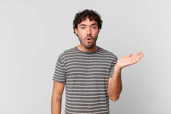 Hombre Guapo Hispano Mirando Sorprendido Sorprendido Con Mandíbula Caída Sosteniendo — Foto de Stock