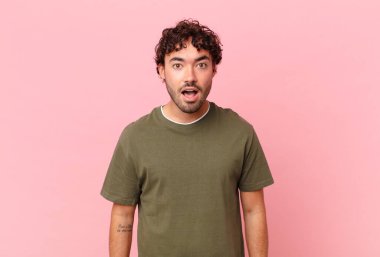 İspanyol yakışıklı adam şok olmuş ya da şaşırmış görünüyor, ağzı açık bir şekilde 