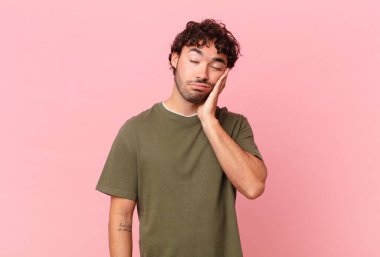 İspanyol yakışıklı adam sıkılmış, hayal kırıklığına uğramış ve uykulu. Yorucu, sıkıcı ve can sıkıcı bir işten sonra.