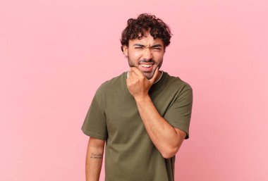 İspanyol yakışıklı, ağzı ve gözleri sonuna kadar açık ve eli çenesinde, hoş olmayan bir şok geçiriyor, ne ya da vay canına diyor.