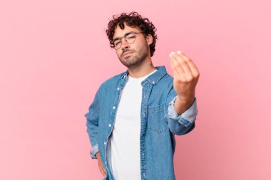 İspanyol yakışıklı adam kapiş ya da para hareketi yapıyor, sana borçlarını ödemeni söylüyor.!