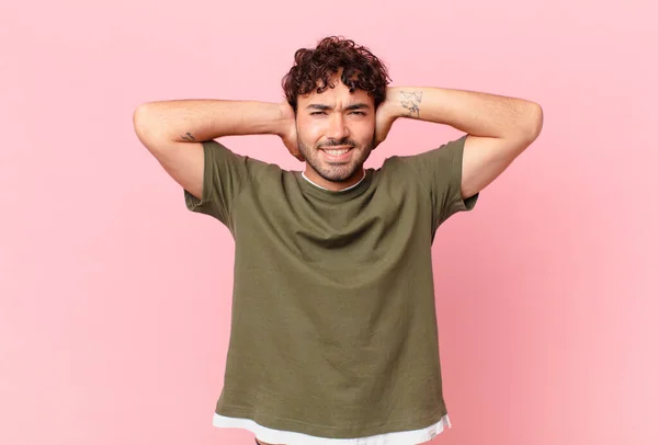 Hispanische Gutaussehender Mann Der Sich Gestresst Besorgt Ängstlich Oder Verängstigt — Stockfoto