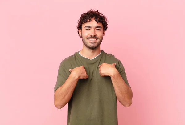 Hispánský Pohledný Muž Který Cítí Šťastný Překvapený Hrdý Ukazuje Sebe — Stock fotografie