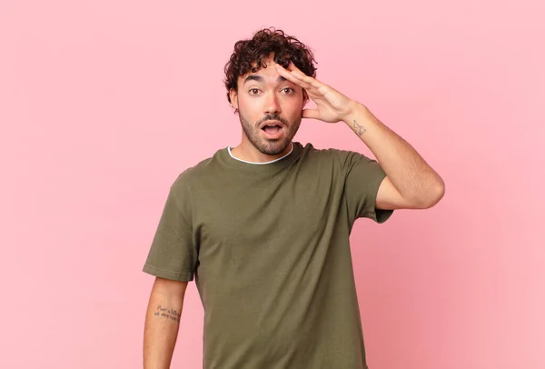 Hispânico Bonito Homem Olhando Feliz Surpreso Surpreso Sorrindo Percebendo Incrível — Fotografia de Stock